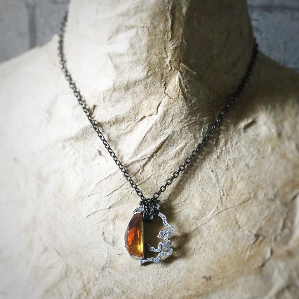 うごめき 琥珀ネックレス