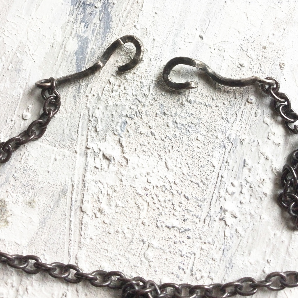 うごめき 琥珀ネックレス