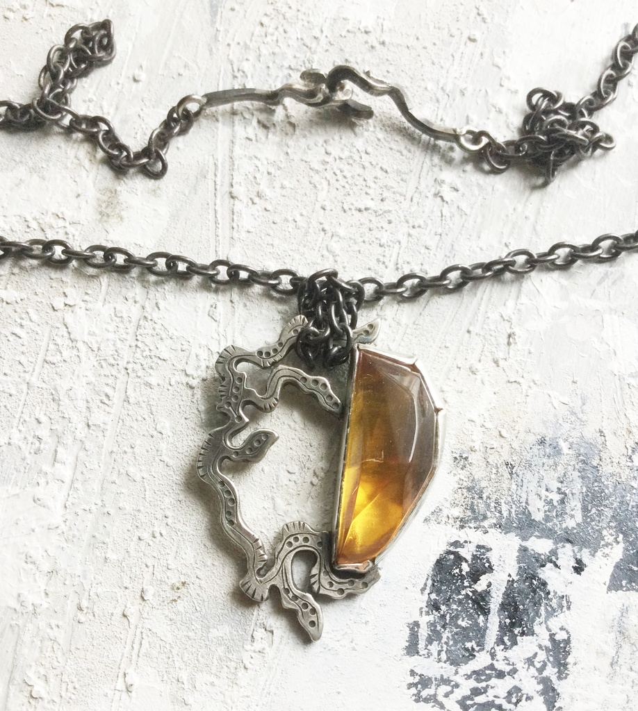 うごめき 琥珀ネックレス
