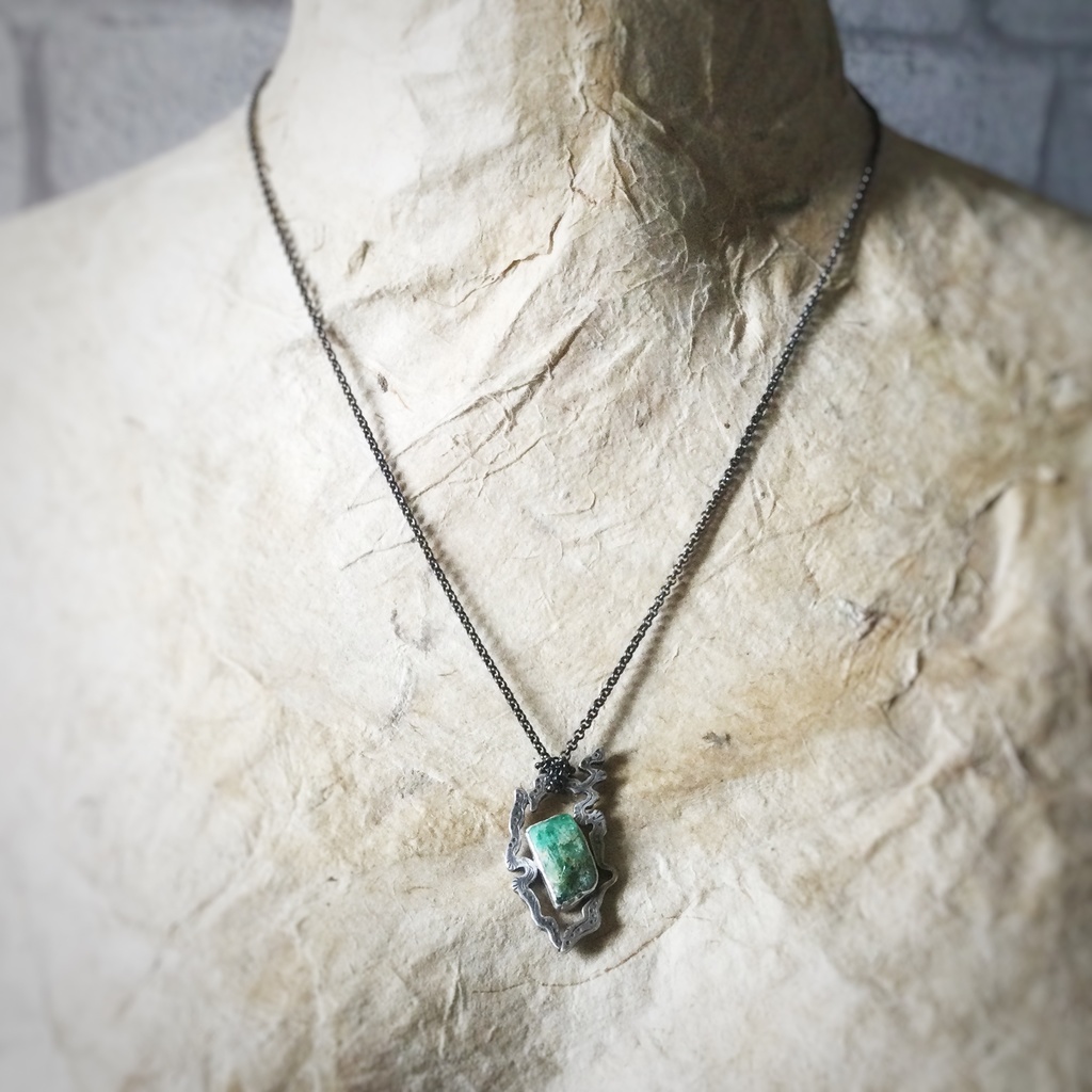 うごめき エメラルド原石 ネックレス