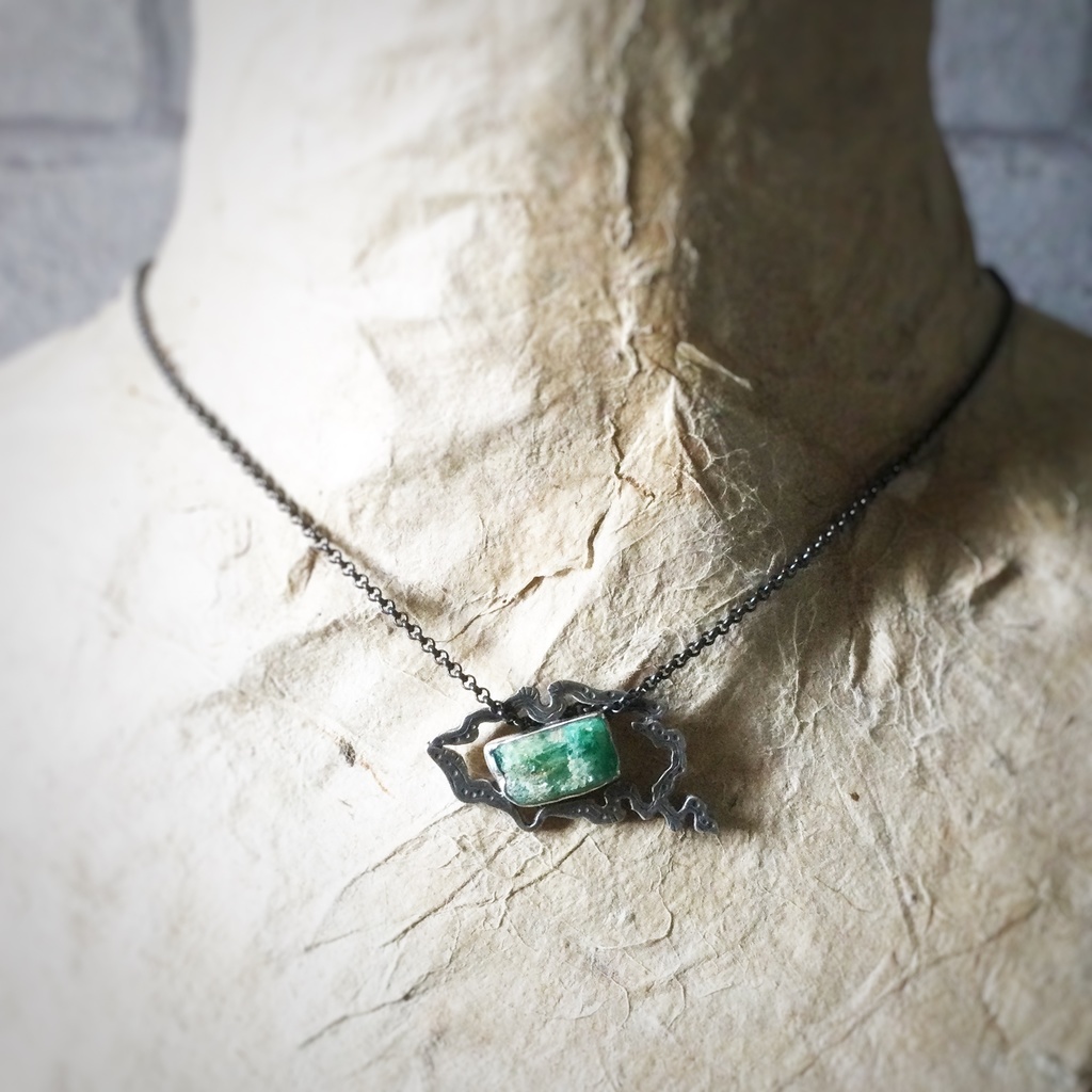 うごめき エメラルド原石 ネックレス
