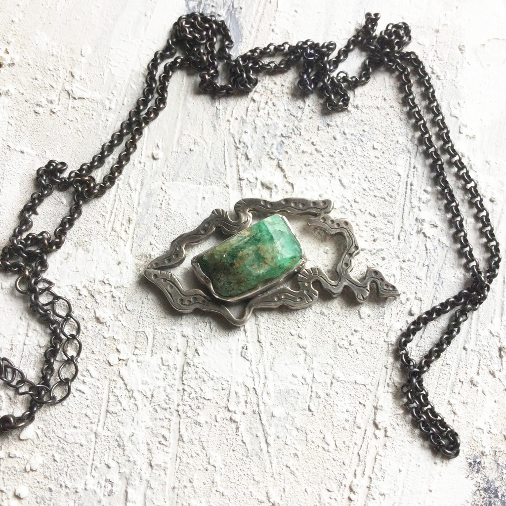 うごめき エメラルド原石 ネックレス