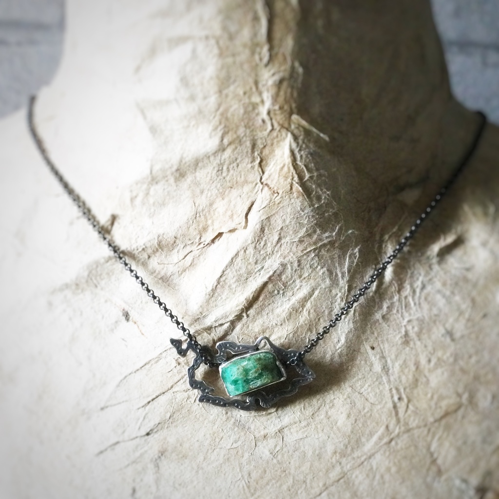 うごめき エメラルド原石 ネックレス