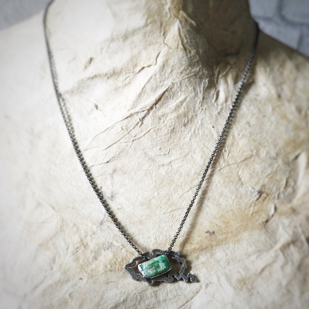 うごめき エメラルド原石 ネックレス