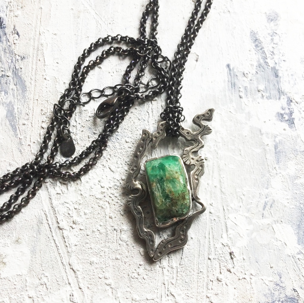 うごめき エメラルド原石 ネックレス