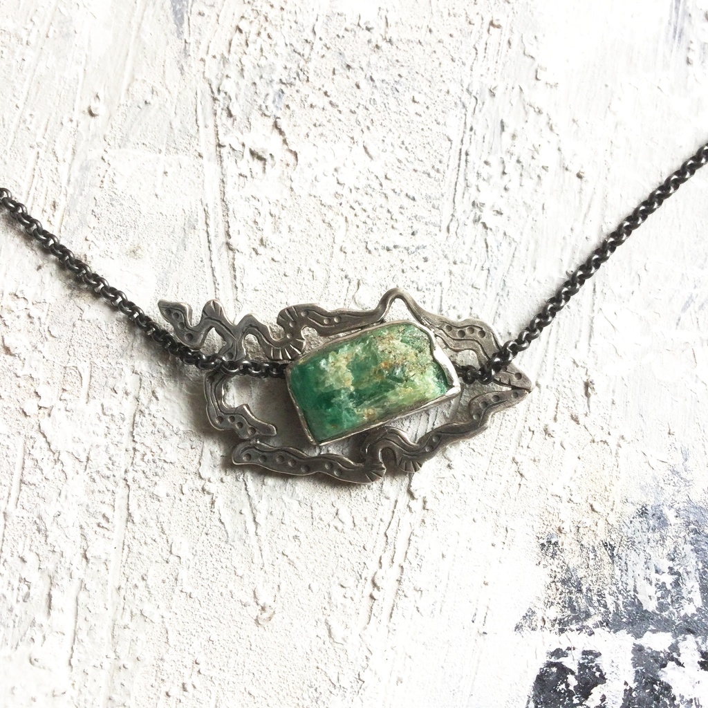 うごめき エメラルド原石 ネックレス