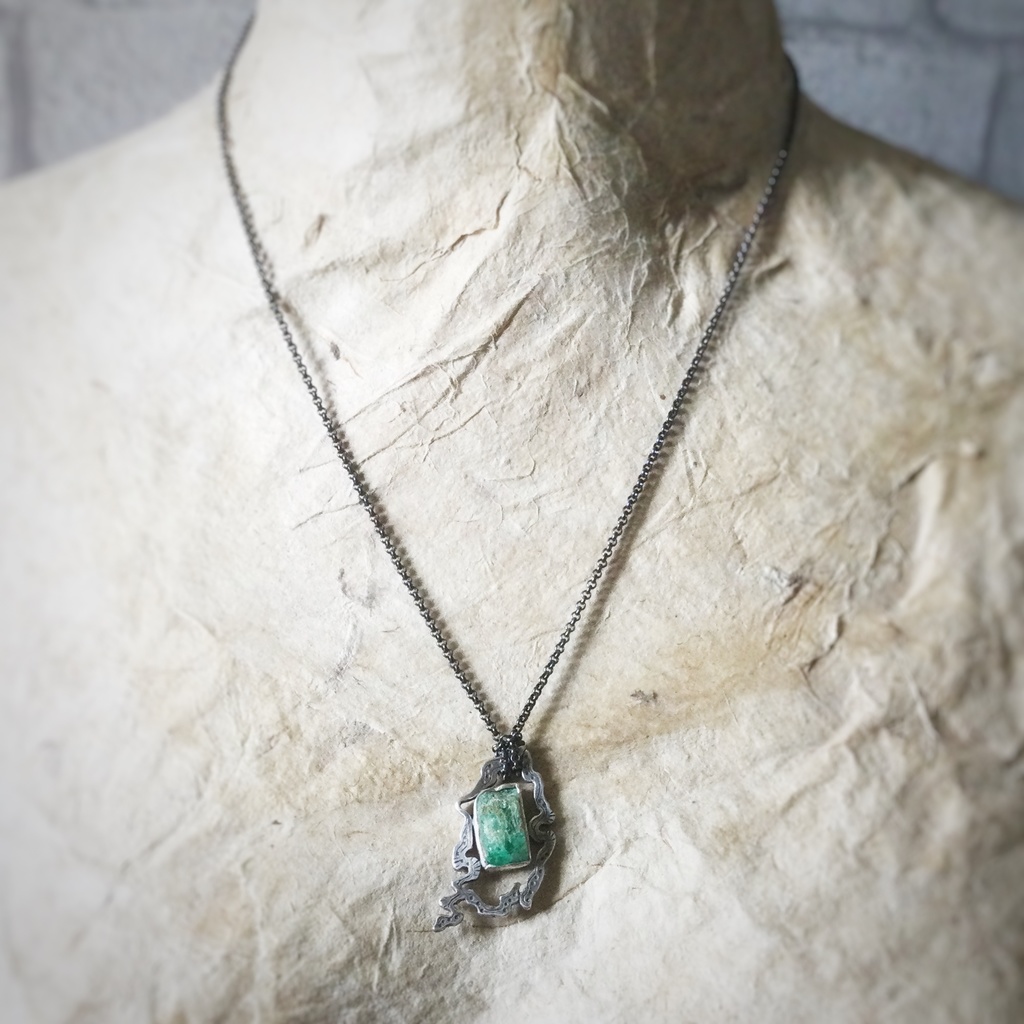 うごめき エメラルド原石 ネックレス