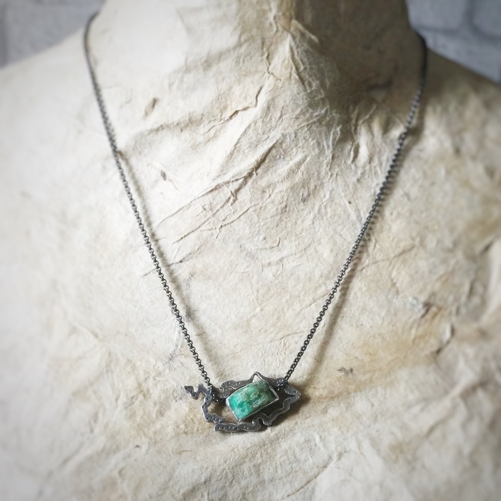 うごめき エメラルド原石 ネックレス