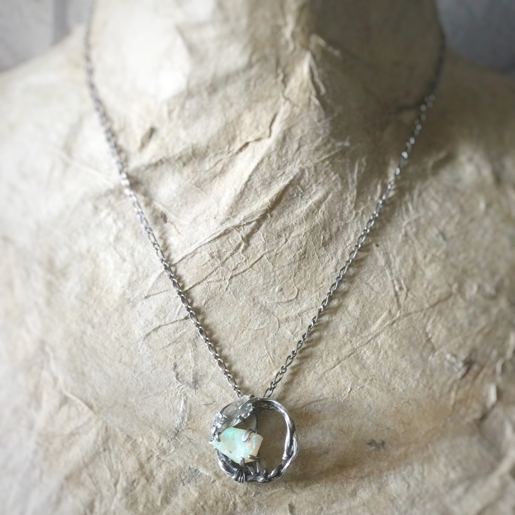 バーブドワイヤー オパール&水晶 ネックレスペンダント