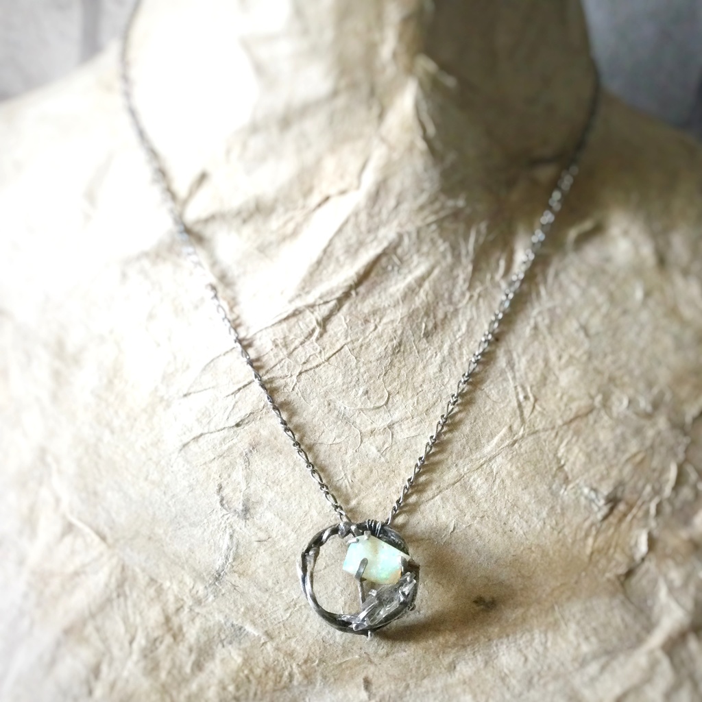 バーブドワイヤー オパール&水晶 ネックレスペンダント