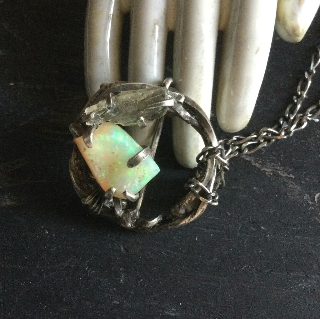 バーブドワイヤー オパール&水晶 ネックレスペンダント