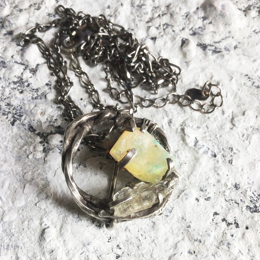 バーブドワイヤー オパール&水晶 ネックレスペンダント