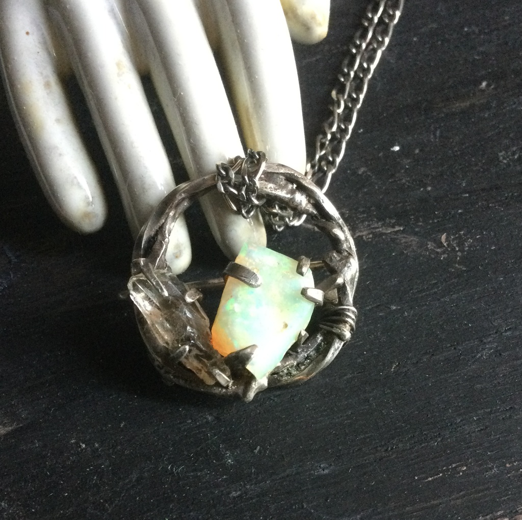 バーブドワイヤー オパール&水晶 ネックレスペンダント