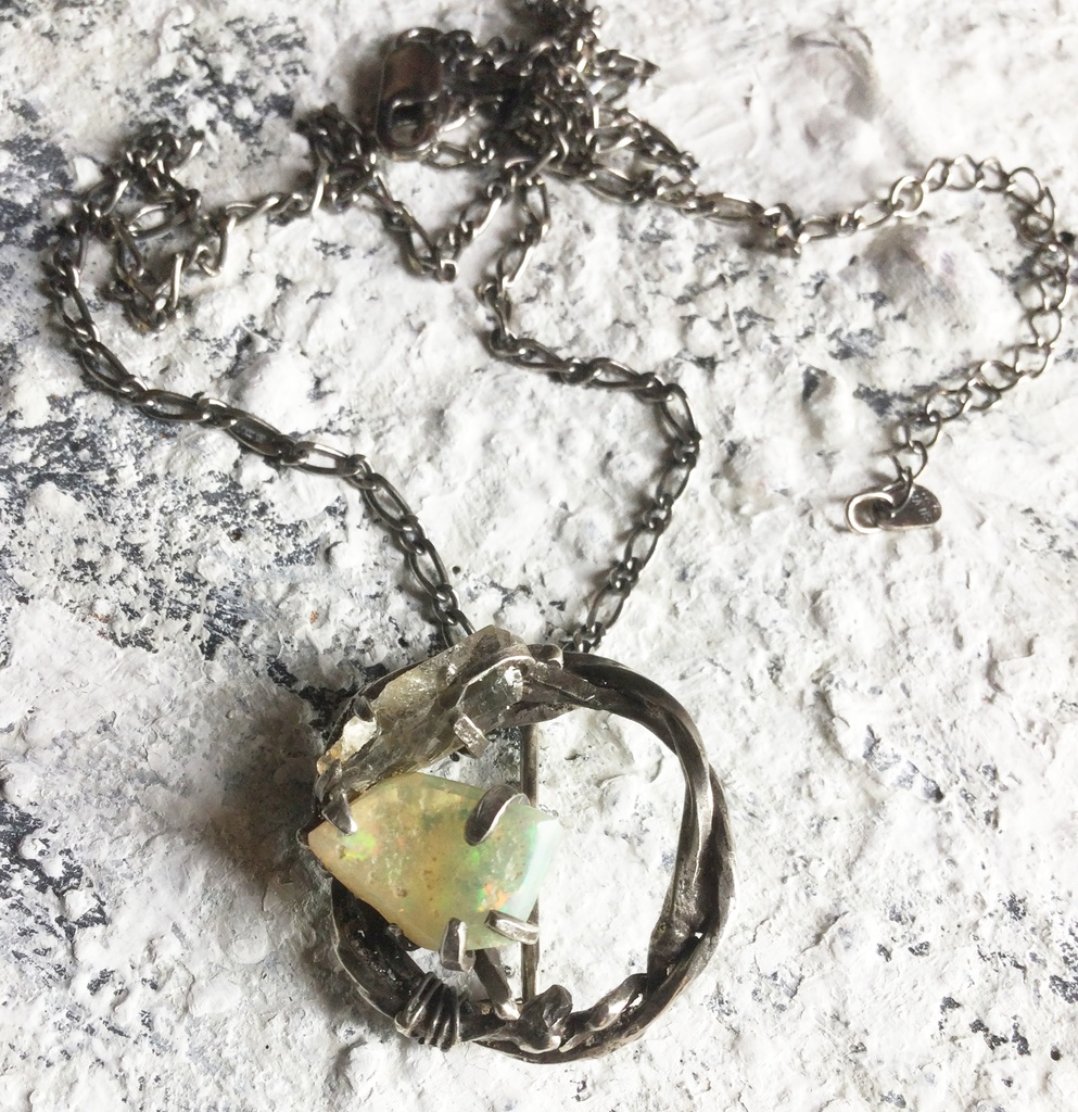 バーブドワイヤー オパール&水晶 ネックレスペンダント