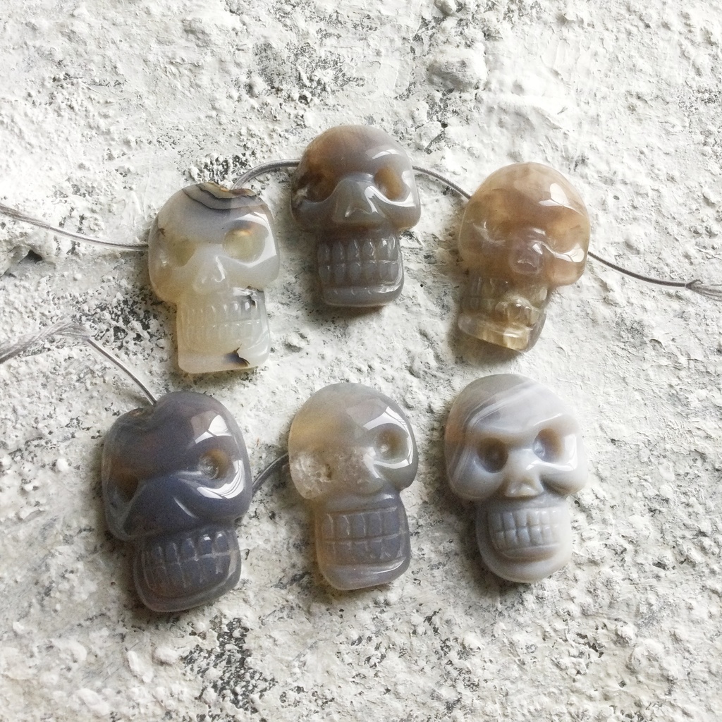 ドクロストーンペンダント 天然石ビーズのチャームつき