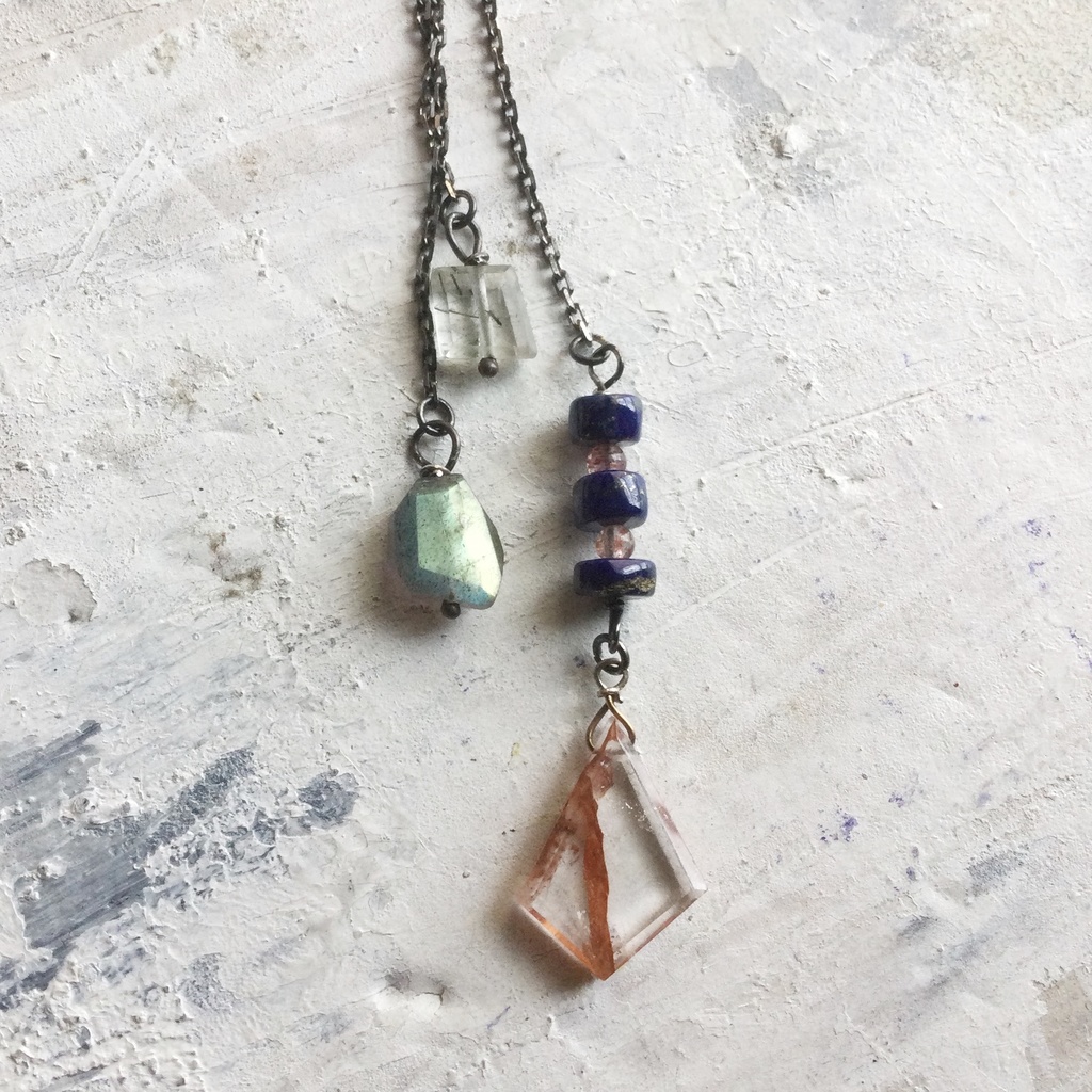 ドクロストーンペンダント 天然石ビーズのチャームつき