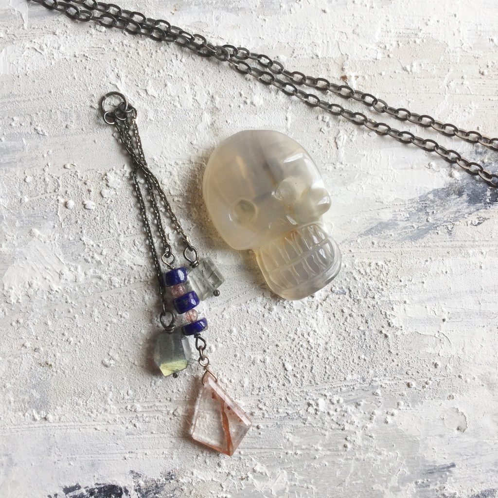 ドクロストーンペンダント 天然石ビーズのチャームつき