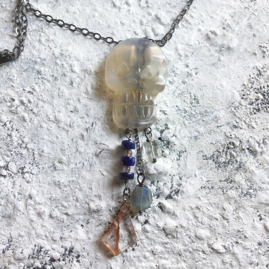 ドクロストーンペンダント 天然石ビーズのチャームつき