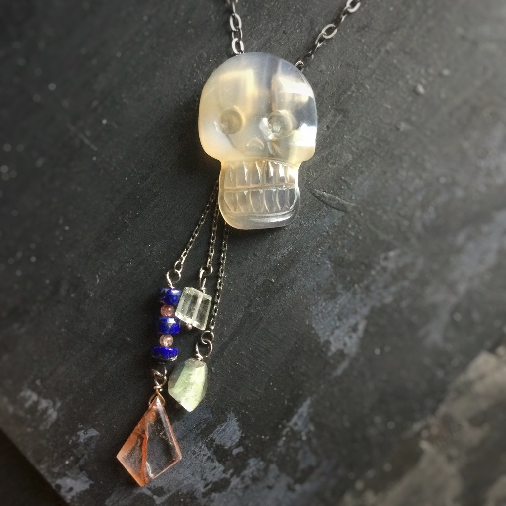 ドクロストーンペンダント 天然石ビーズのチャームつき