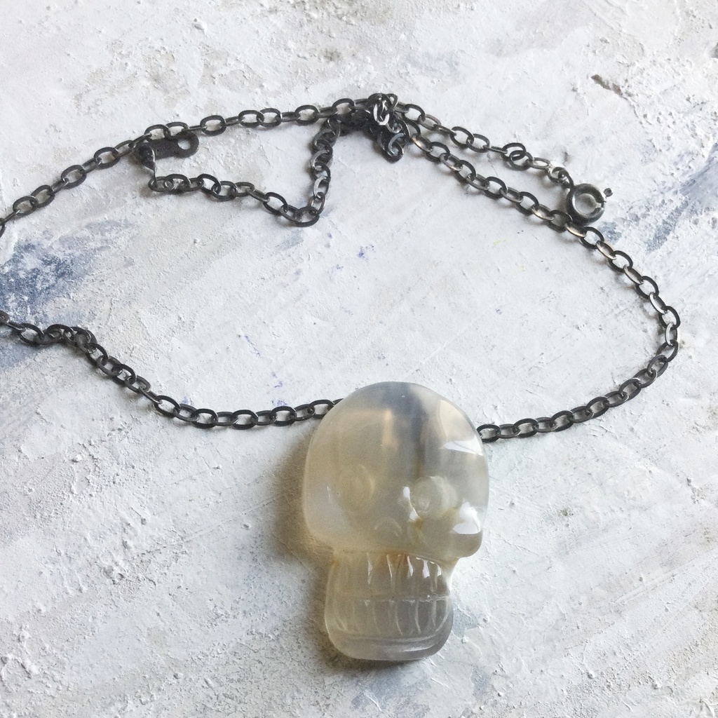 ドクロストーンペンダント 天然石ビーズのチャームつき