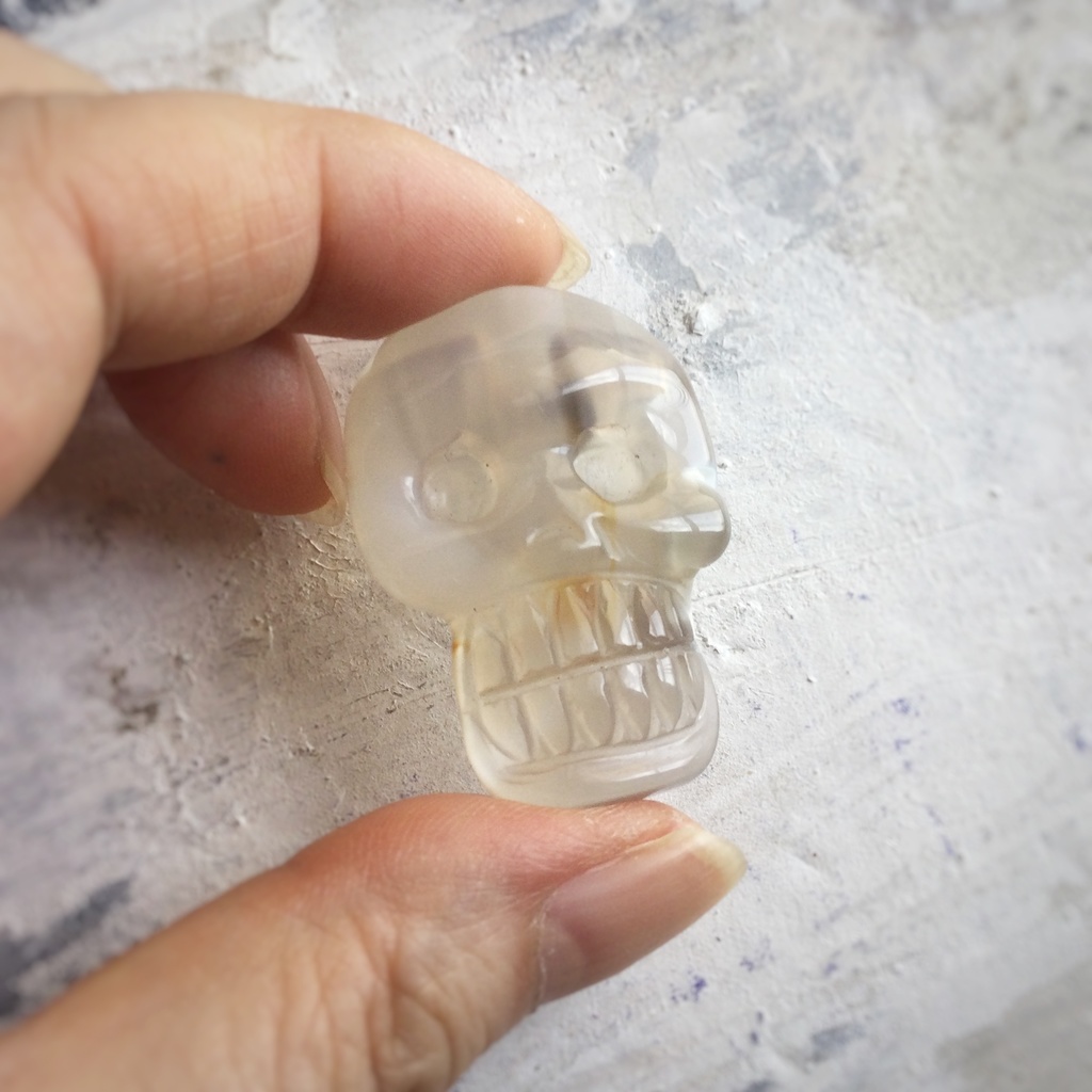 ドクロストーンペンダント 天然石ビーズのチャームつき