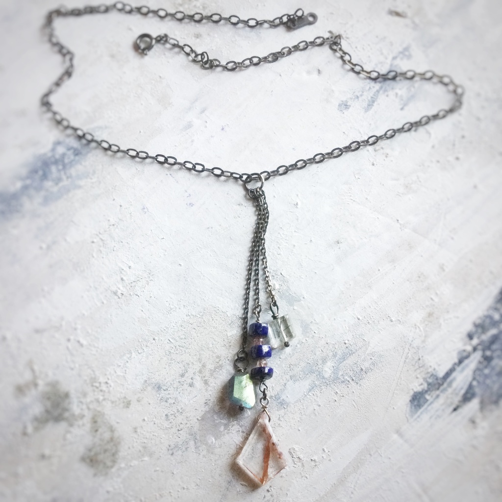 ドクロストーンペンダント 天然石ビーズのチャームつき