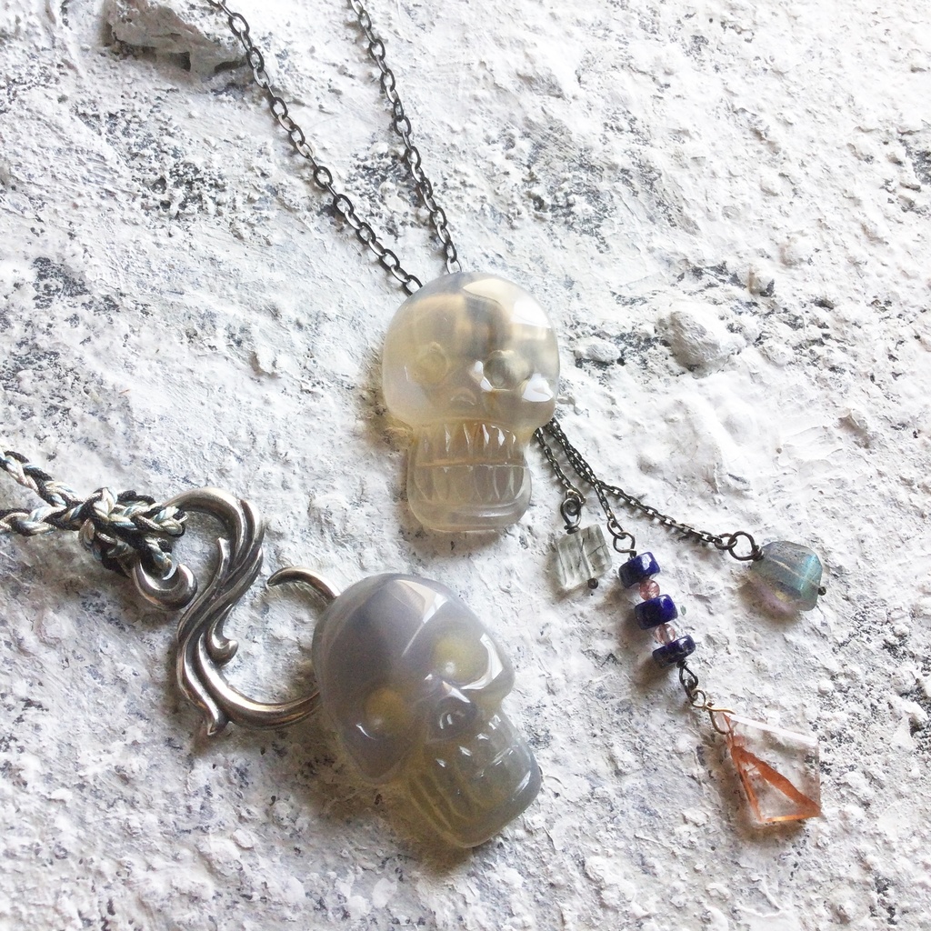 ドクロストーンペンダント 天然石ビーズのチャームつき