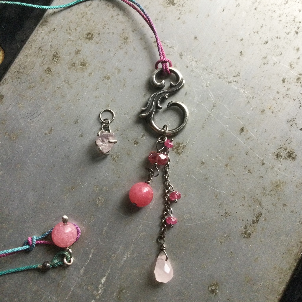 S字フック ピンクの石 チェーリーイメージ