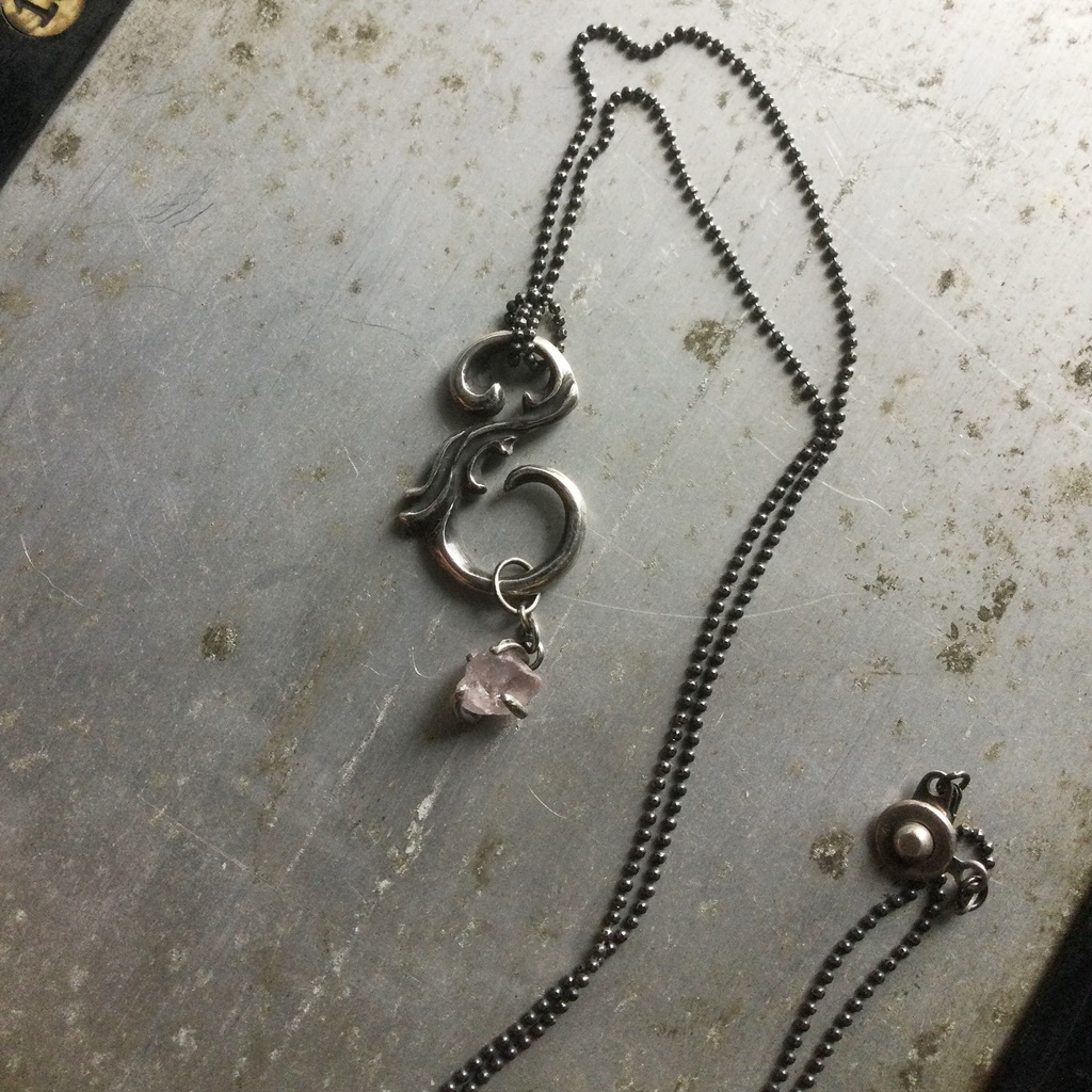 S字フック ピンクの石 チェーリーイメージ