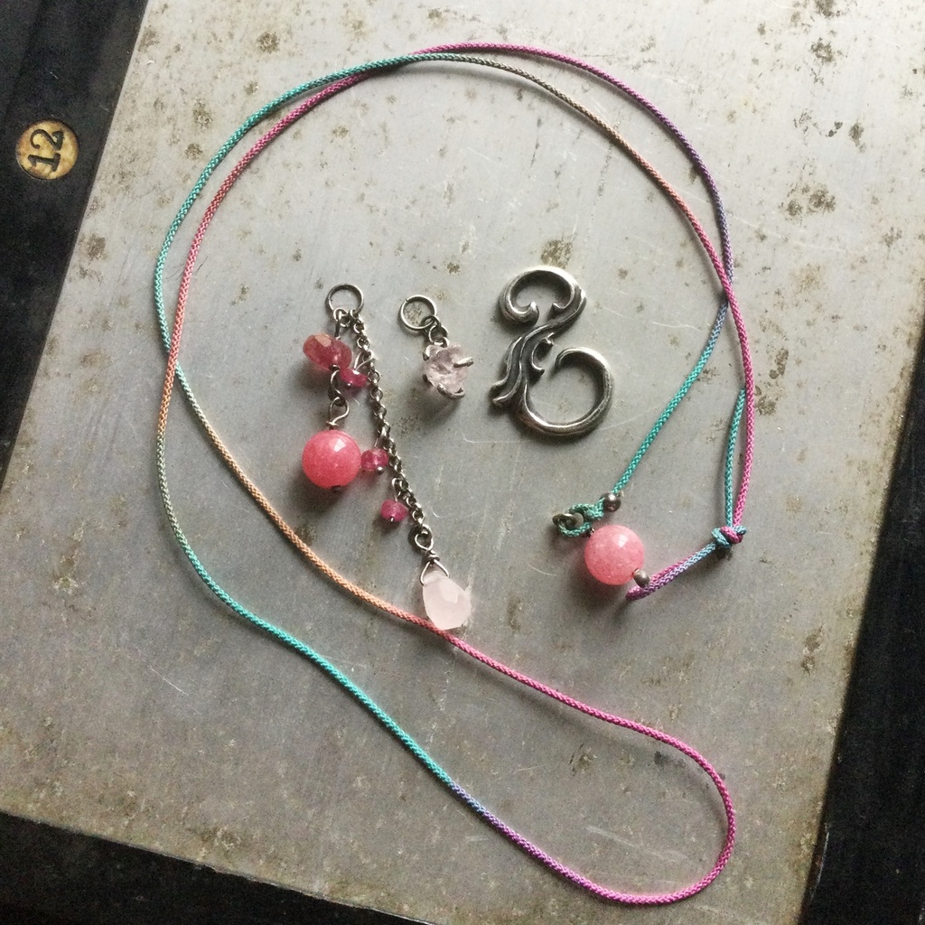 S字フック ピンクの石 チェーリーイメージ