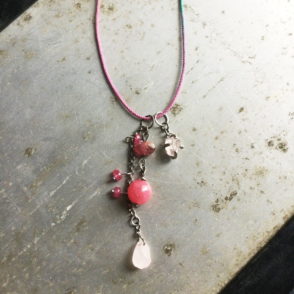 S字フック ピンクの石 チェーリーイメージ