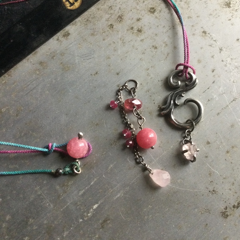 S字フック ピンクの石 チェーリーイメージ