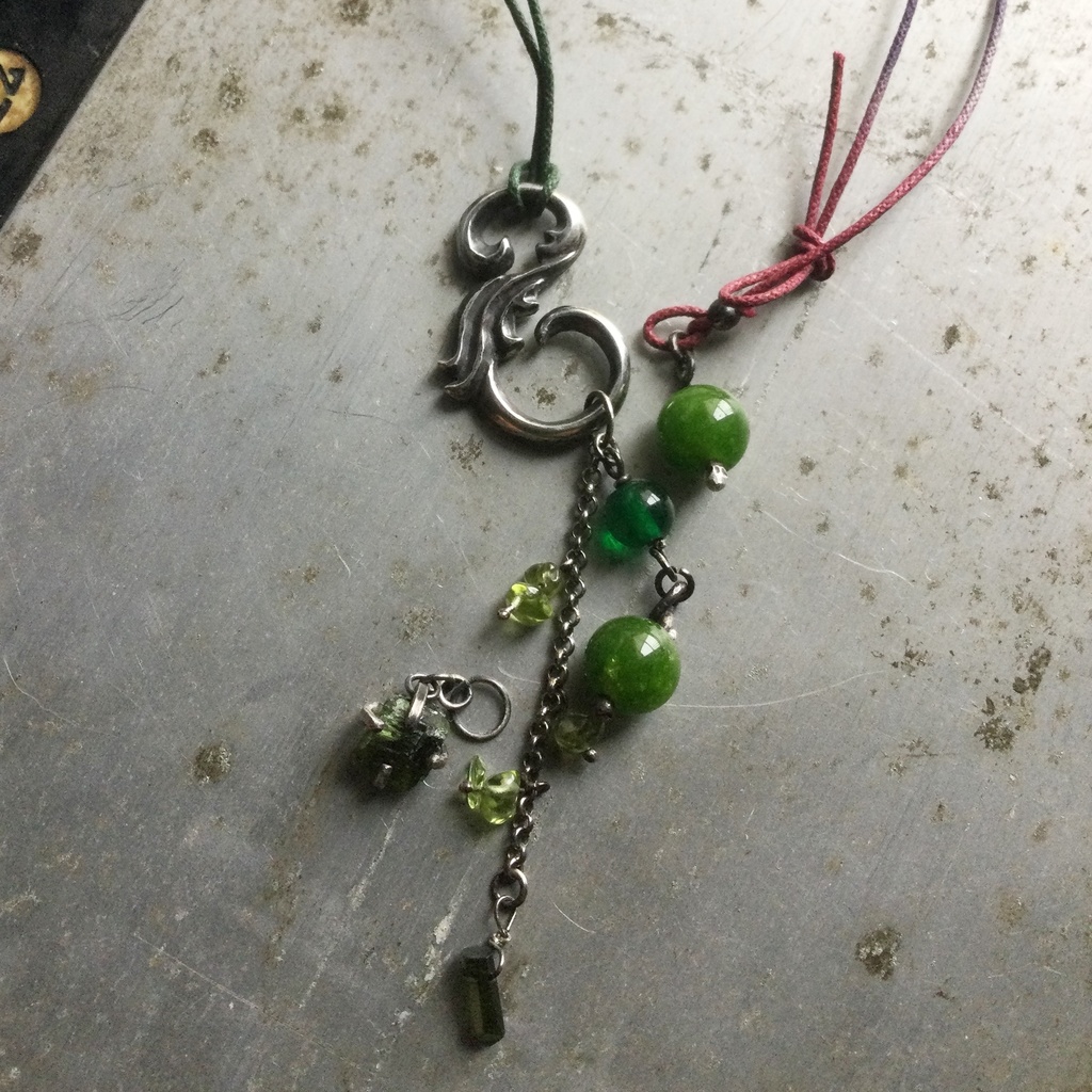 S字フック 緑の石 ジョーイメージ