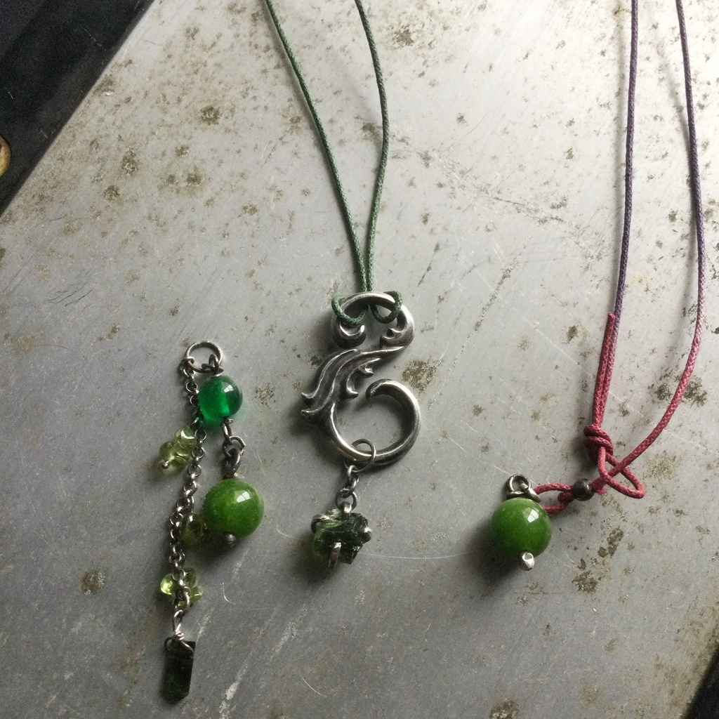 S字フック 緑の石 ジョーイメージ