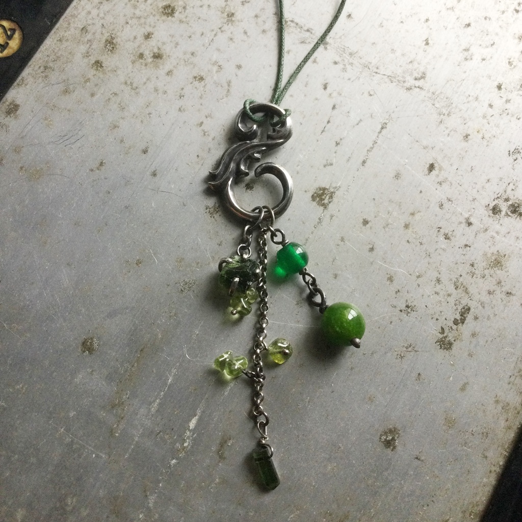 S字フック　緑の石　ジョーイメージ