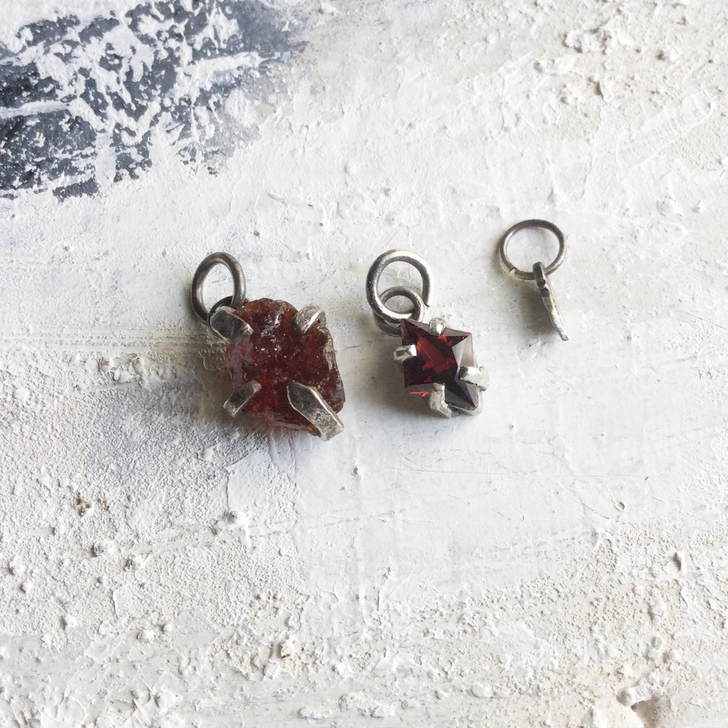 ガーネットのチャーム 2個セット