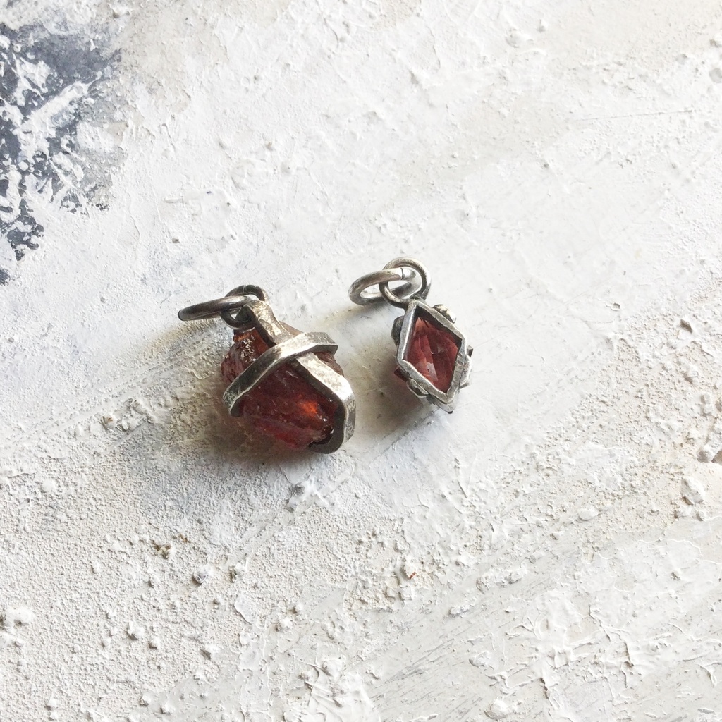 ガーネットのチャーム 2個セット