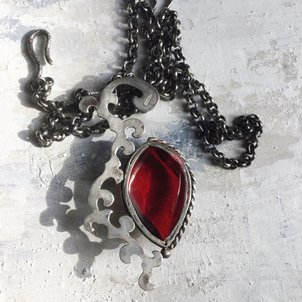 飾り羽根 ネックレス レッドアンバー(琥珀)