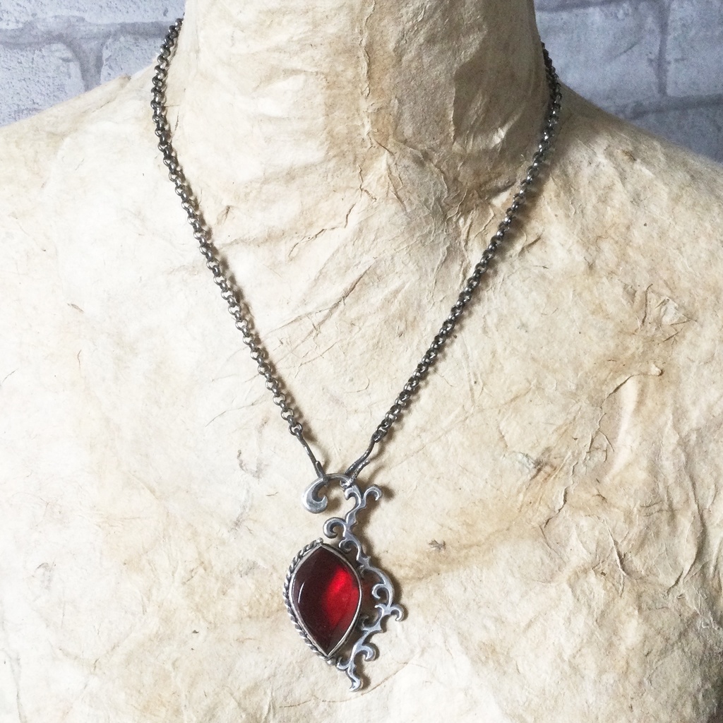 飾り羽根 ネックレス レッドアンバー(琥珀)