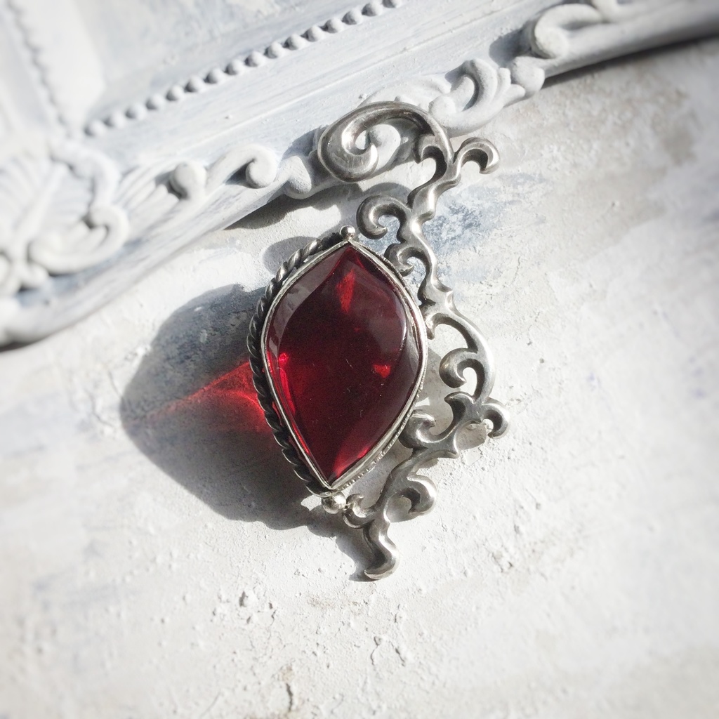 飾り羽根 ネックレス レッドアンバー(琥珀)