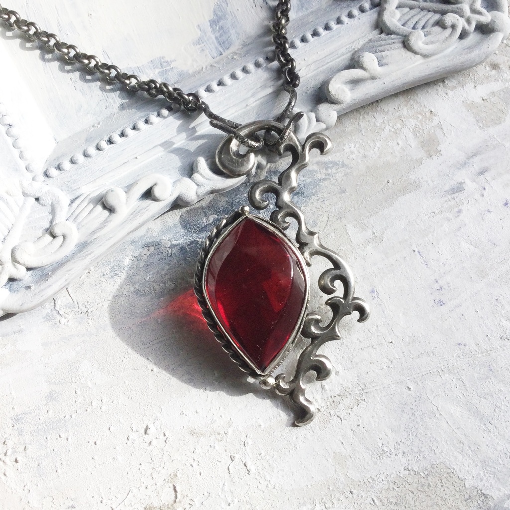 飾り羽根 ネックレス レッドアンバー(琥珀)