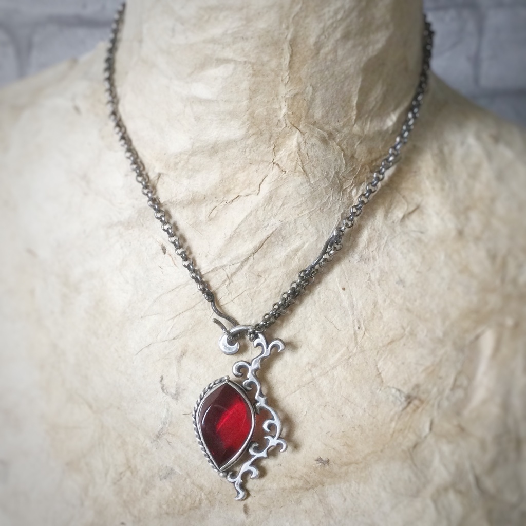 飾り羽根 ネックレス レッドアンバー(琥珀)