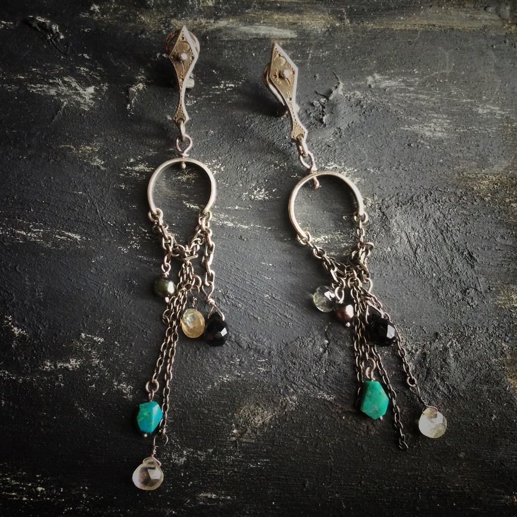 菱形から揺れる半丸 イヤリング