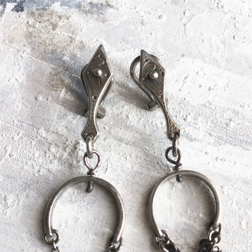 菱形から揺れる半丸 イヤリング