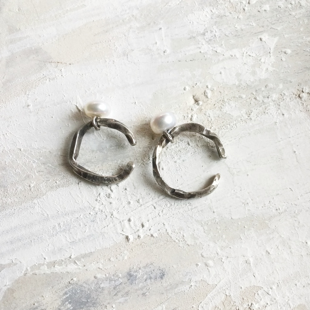 ラフツイストイヤーカフ 1.6cm 淡水パール