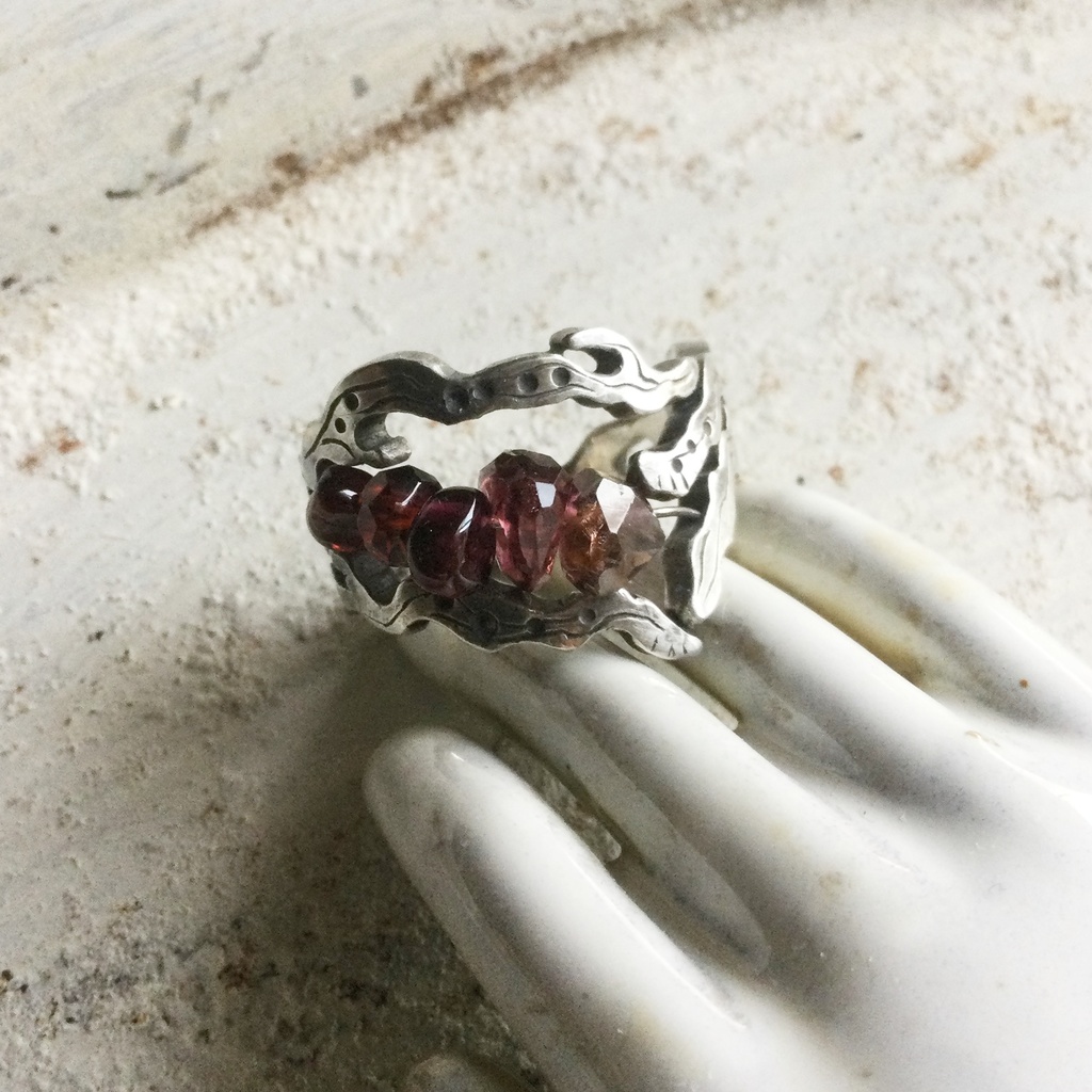 うごめき 赤い石beadsリング 18号