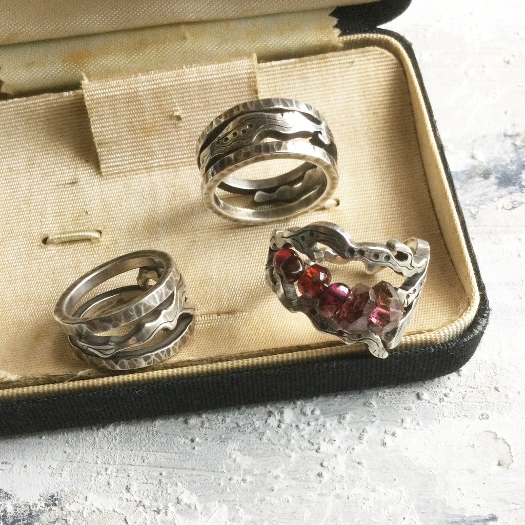 うごめき 赤い石beadsリング 18号