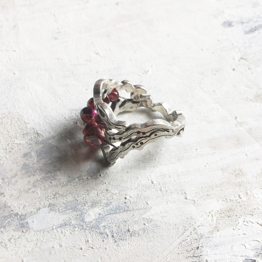うごめき 赤い石beadsリング 18号