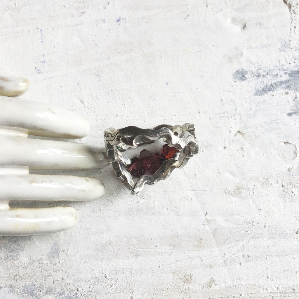 うごめき 赤い石beadsリング 18号