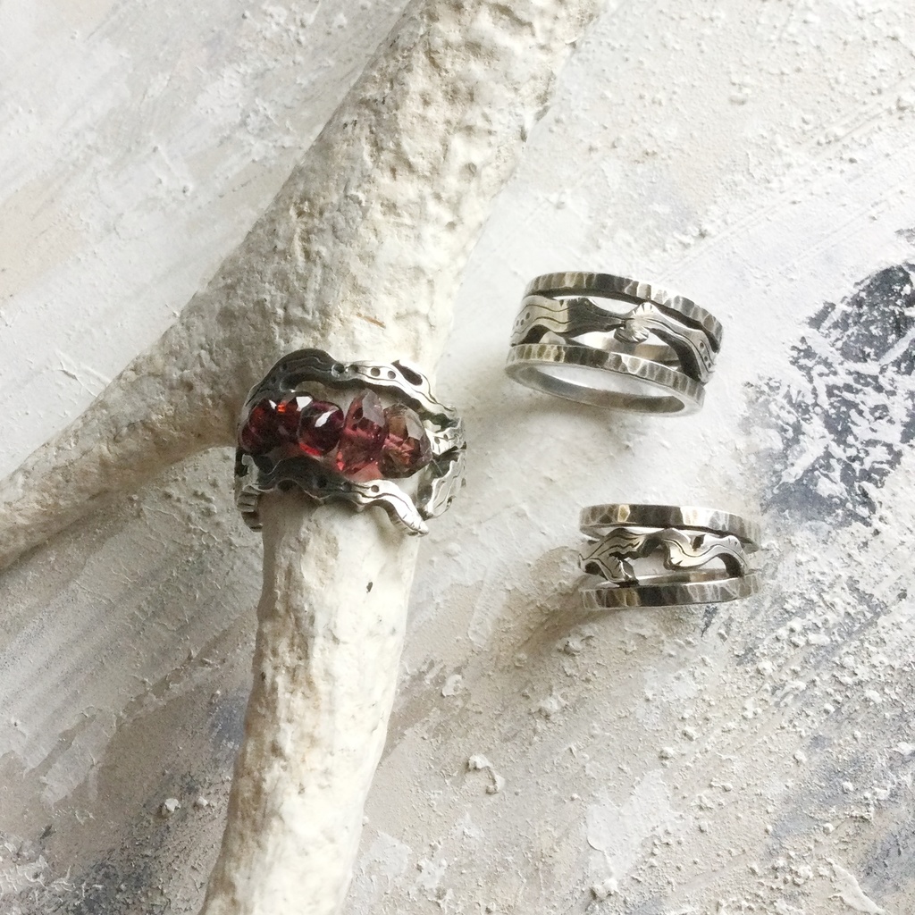 うごめき 赤い石beadsリング 18号